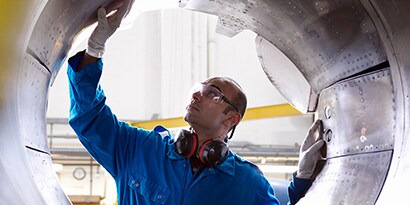 Авіаційний інженер оглядає реверсивний двигун Boeing 737
